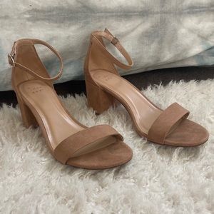 Causal, chic, beige sandals.